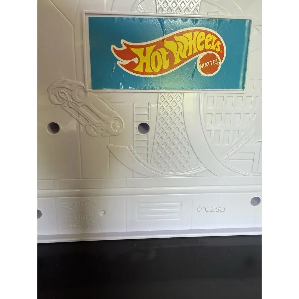 2015 Mattel Hot Wheels Stow and Go Folding Race Track Service Station DMW90